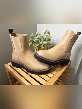 Chunky Lug Sole Chelsea Boots - Beige W6.5